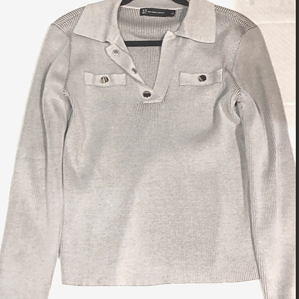 NY & CPY COLLERED RIBBED GRAY PULLOVER TOP. SIZE L.